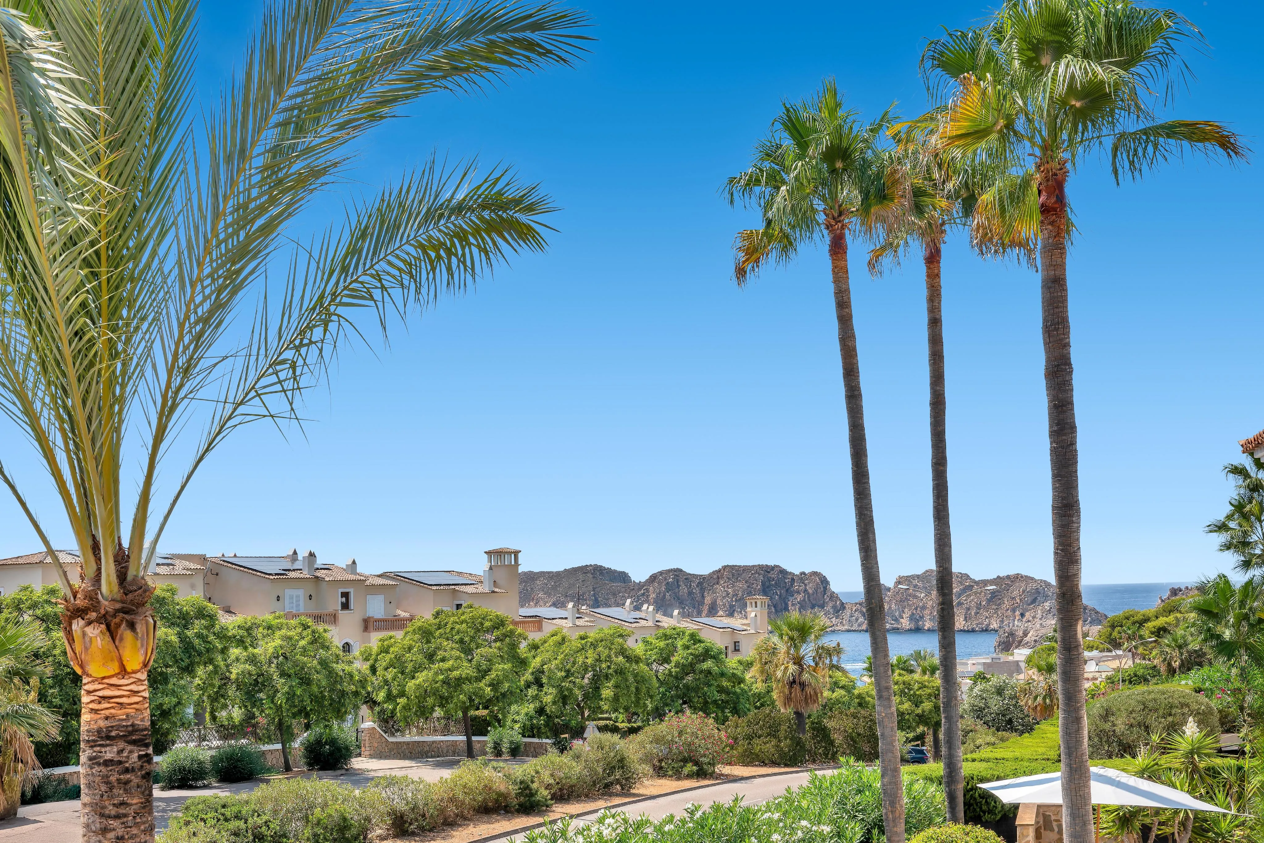 Villa mediterránea con casa de invitados-9