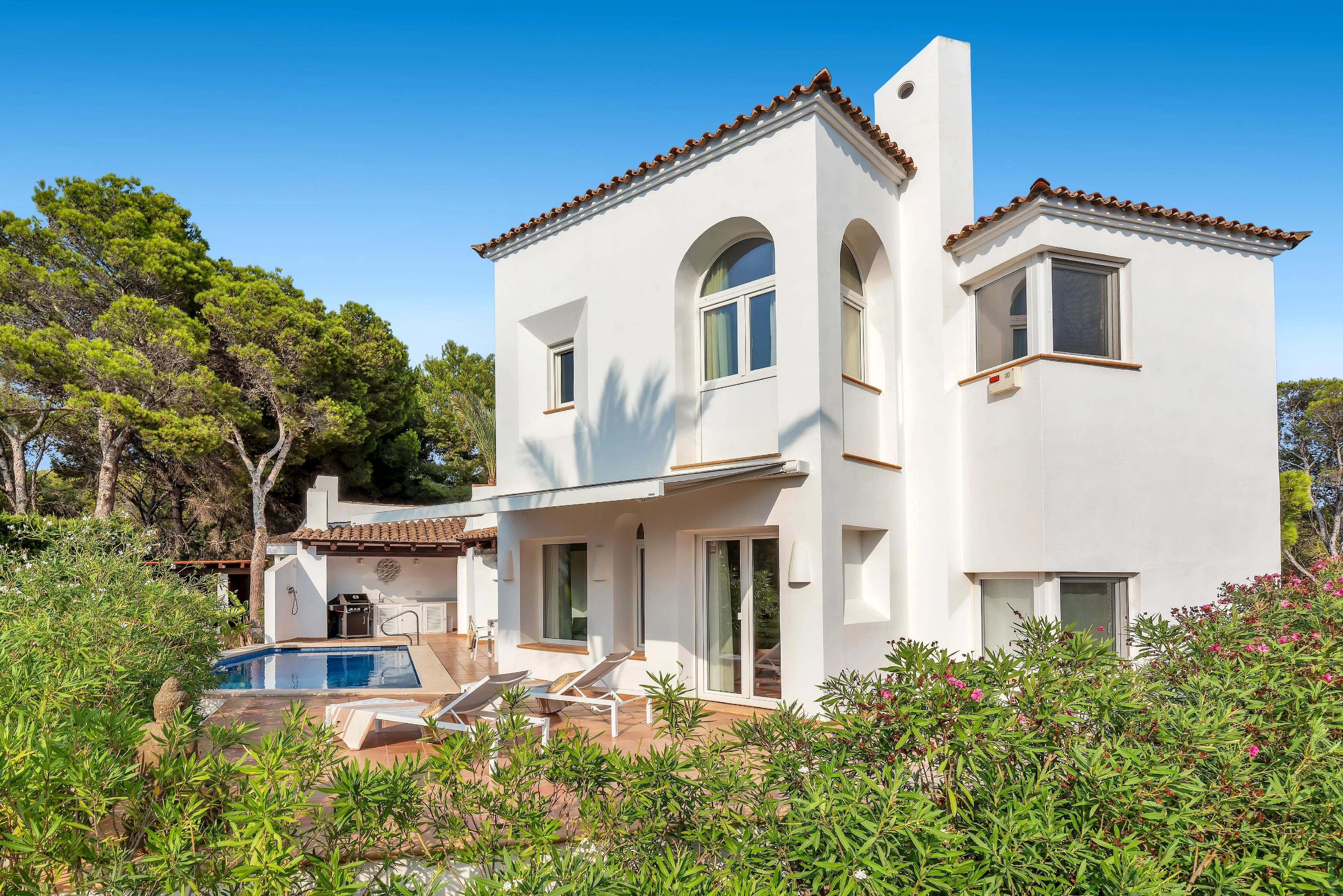 Villa mediterránea con casa de invitados-18