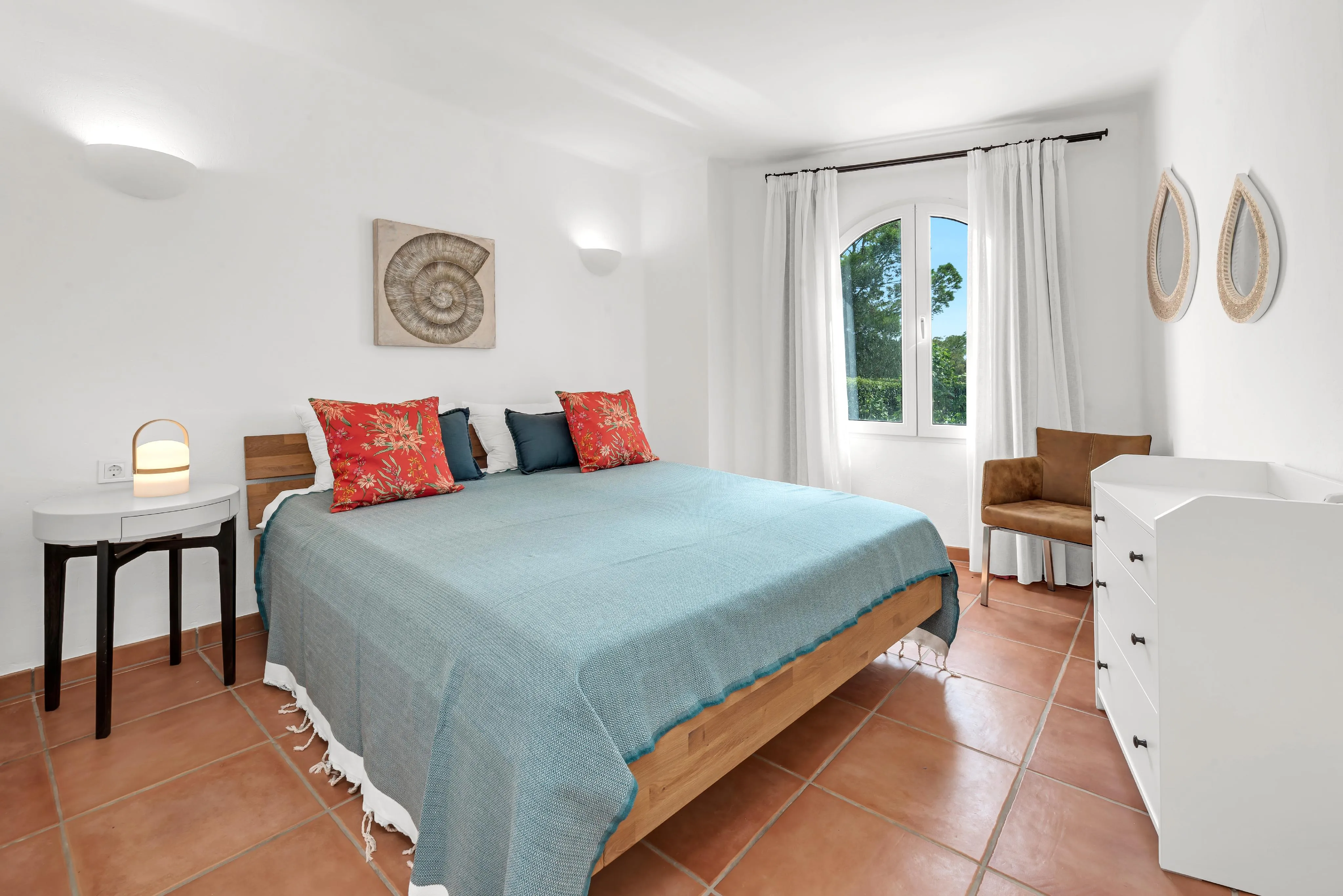 Villa mediterránea con casa de invitados-14