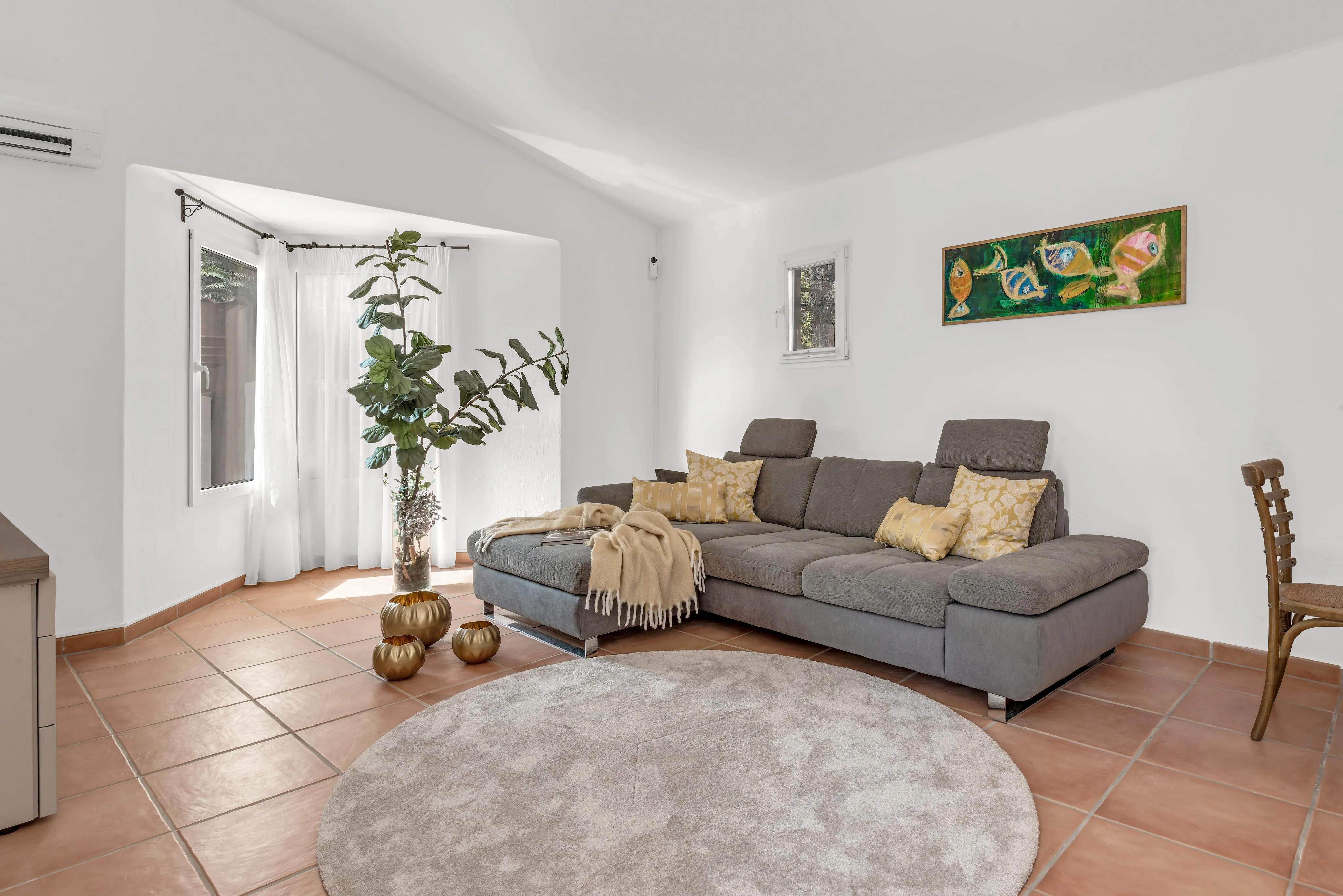 Villa mediterránea con casa de invitados-13