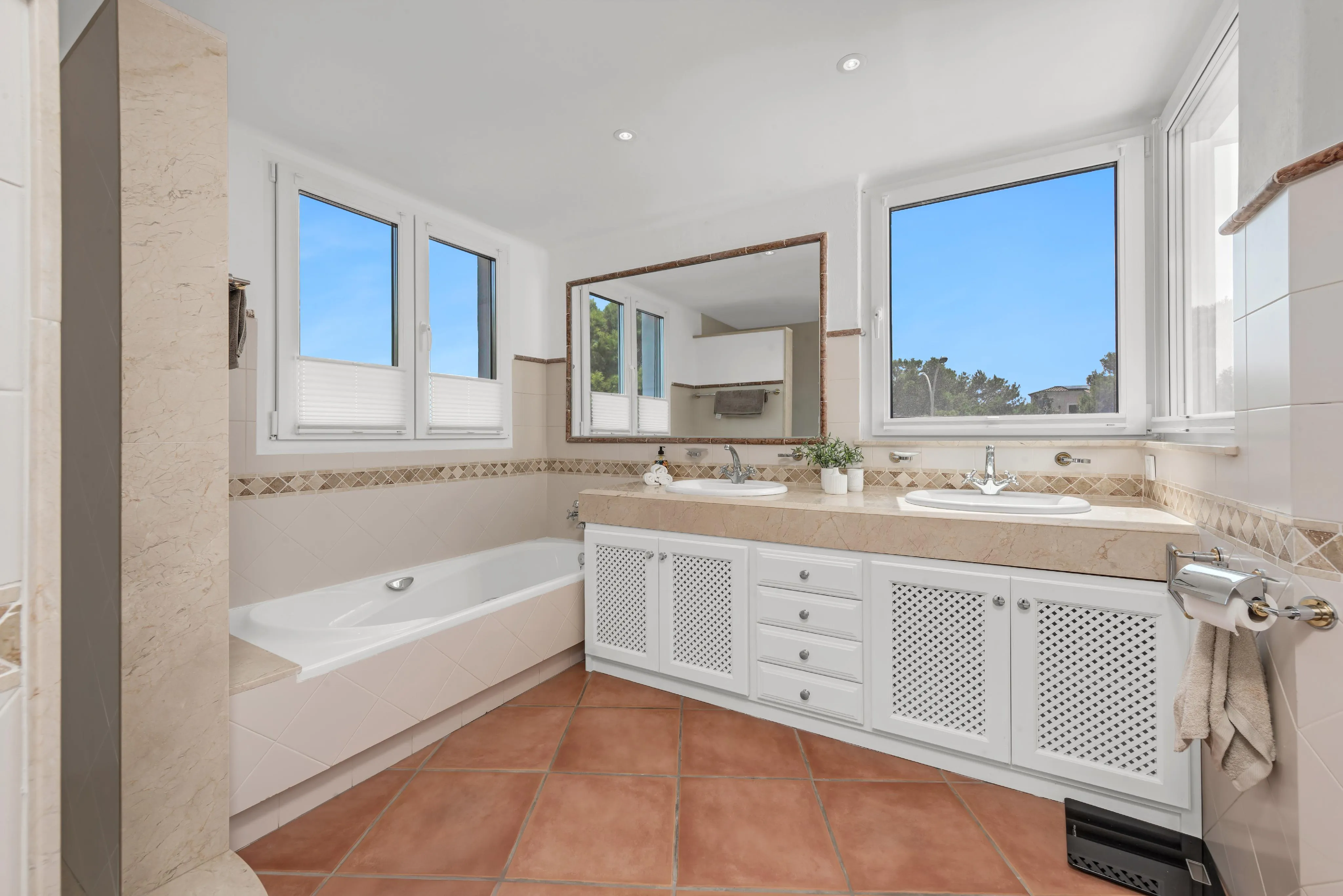 Villa mediterránea con casa de invitados-8