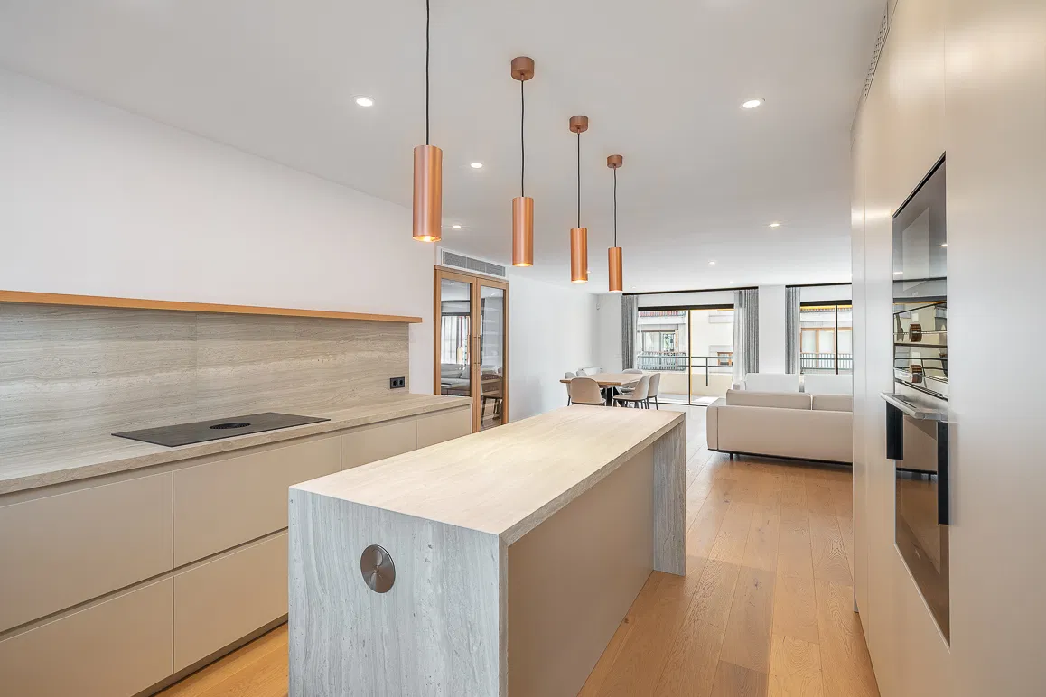 Top modern renovated, furnished apartment with high-quality amenities-4