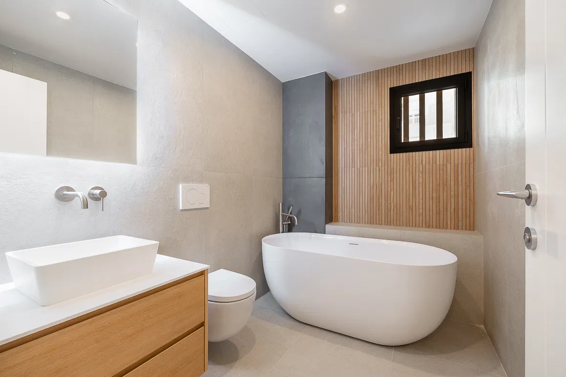 Top modern renovated, furnished apartment with high-quality amenities-10