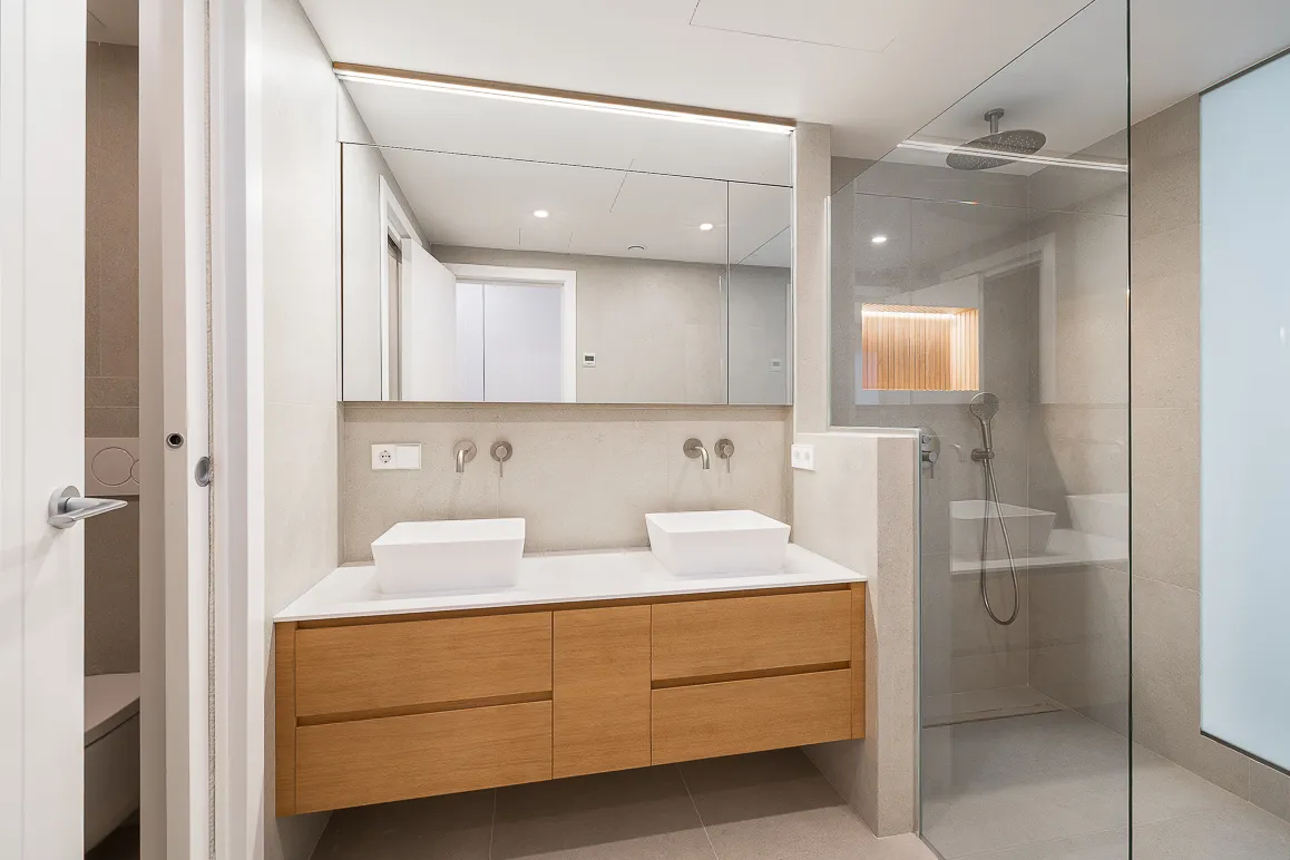 Top modern renovated, furnished apartment with high-quality amenities-7