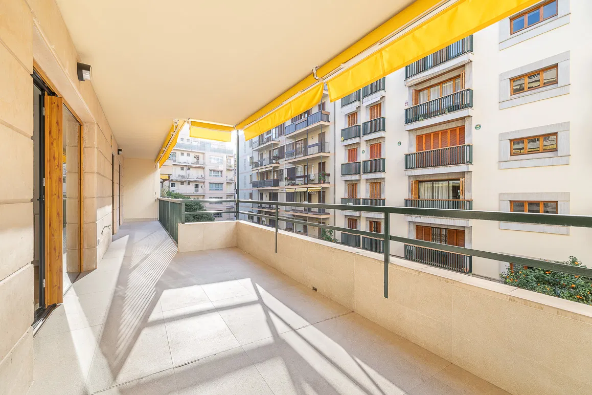Top modern renovated, furnished apartment with high-quality amenities-2