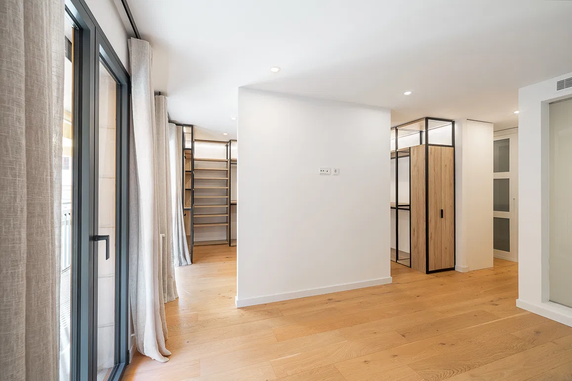 Top modern renovated, furnished apartment with high-quality amenities-6