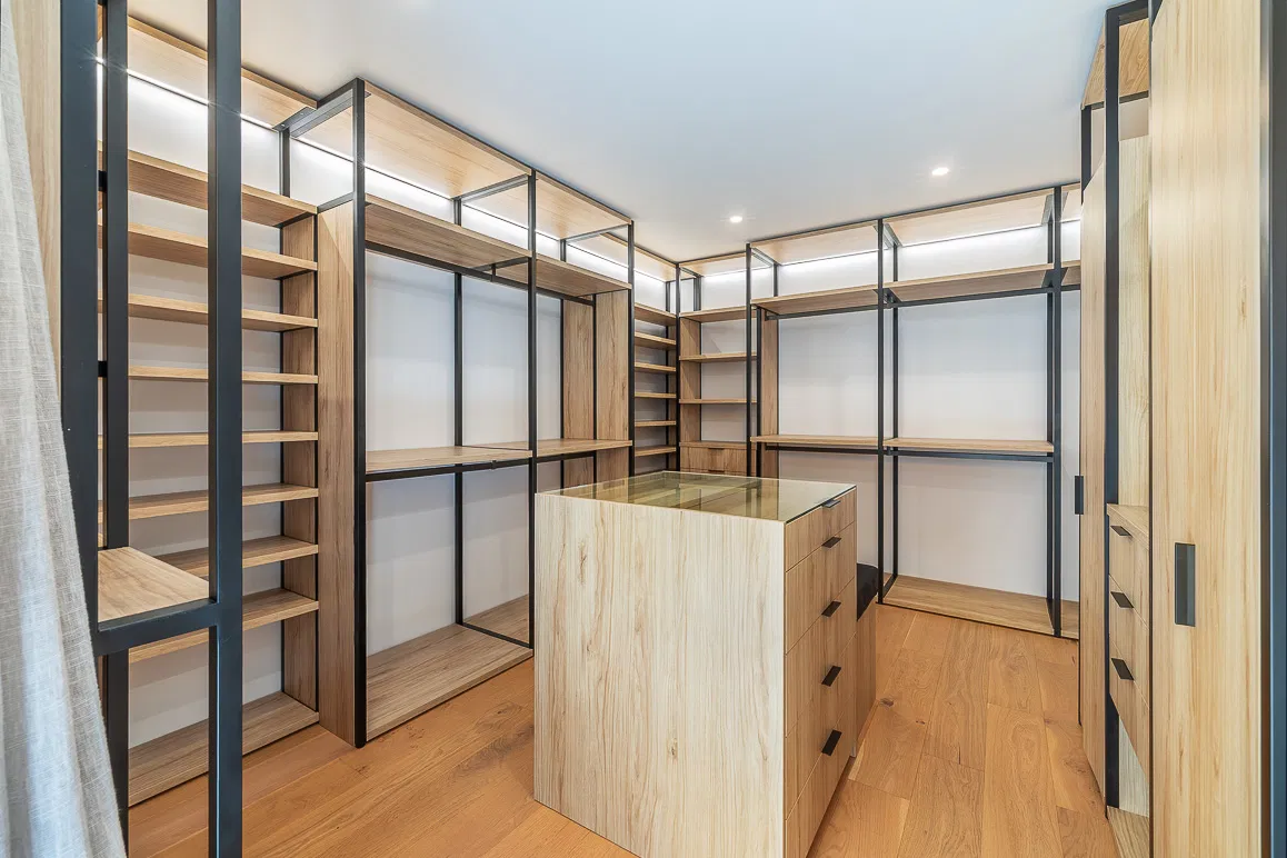 Top modern renovated, furnished apartment with high-quality amenities-7