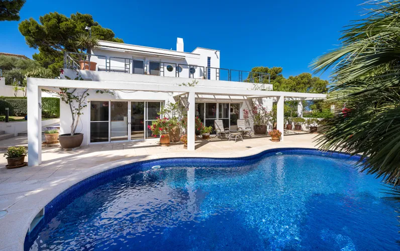 Exclusive estate featuring two villas and sea views