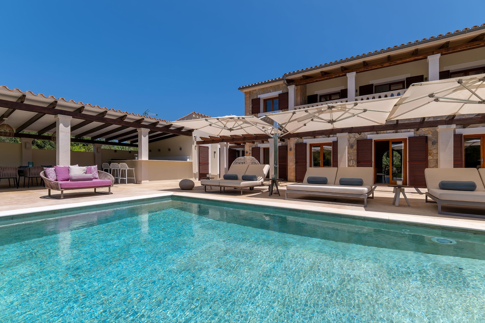 Elegant vila de sis dormitoris amb casa per a convidats, piscina i vistes a la muntanya a Pollença