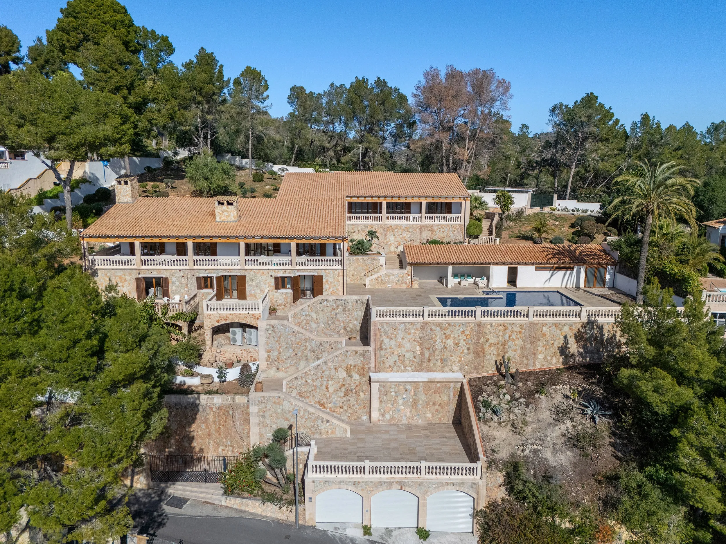 Impresionante villa de piedra con vistas panorámicas al mar en Son Vida-3