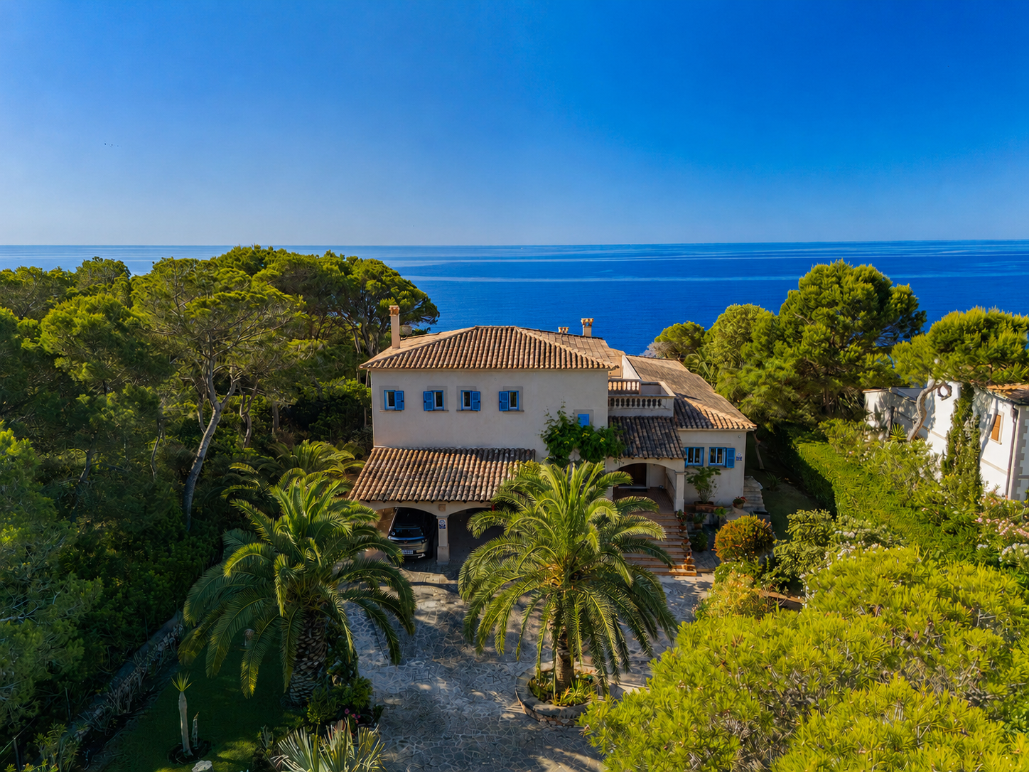Villa in stile mediterraneo in prima linea sul mare