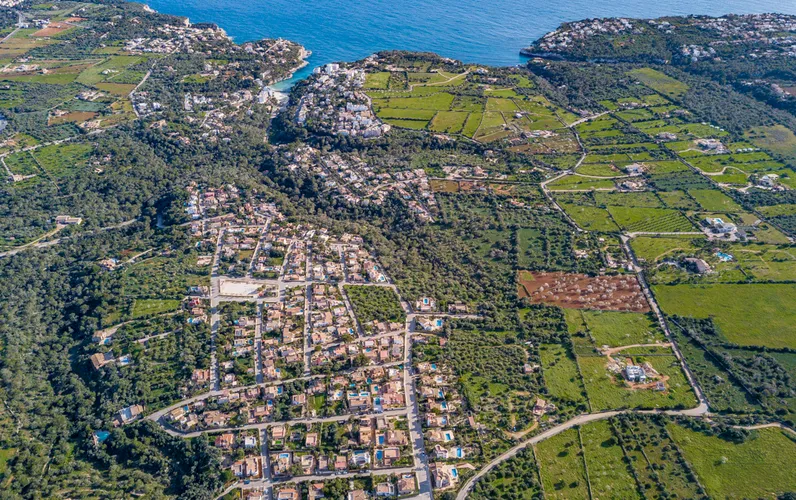 Przestronna działka z pozwoleniem na budowę w lokalizacji przy plaży