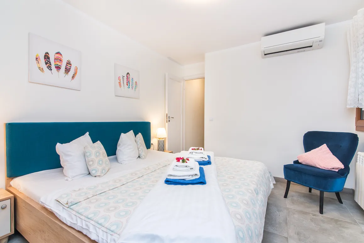 Villa con cuatro unidades y licencia ETV-8