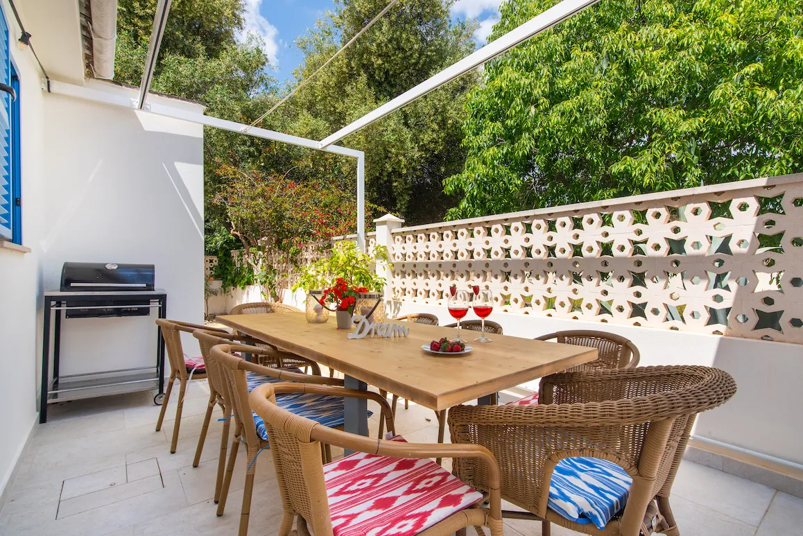 Villa con cuatro unidades y licencia ETV-5