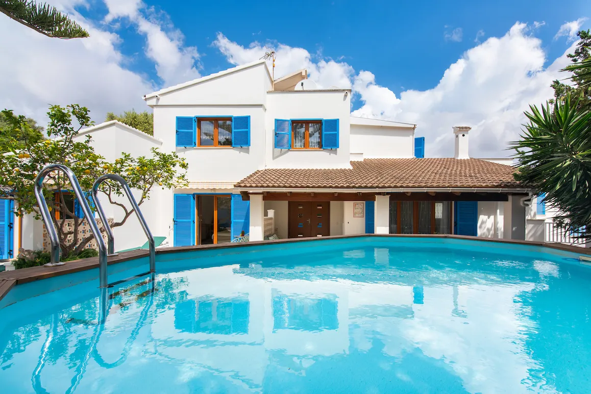 Villa con cuatro unidades y licencia ETV-2