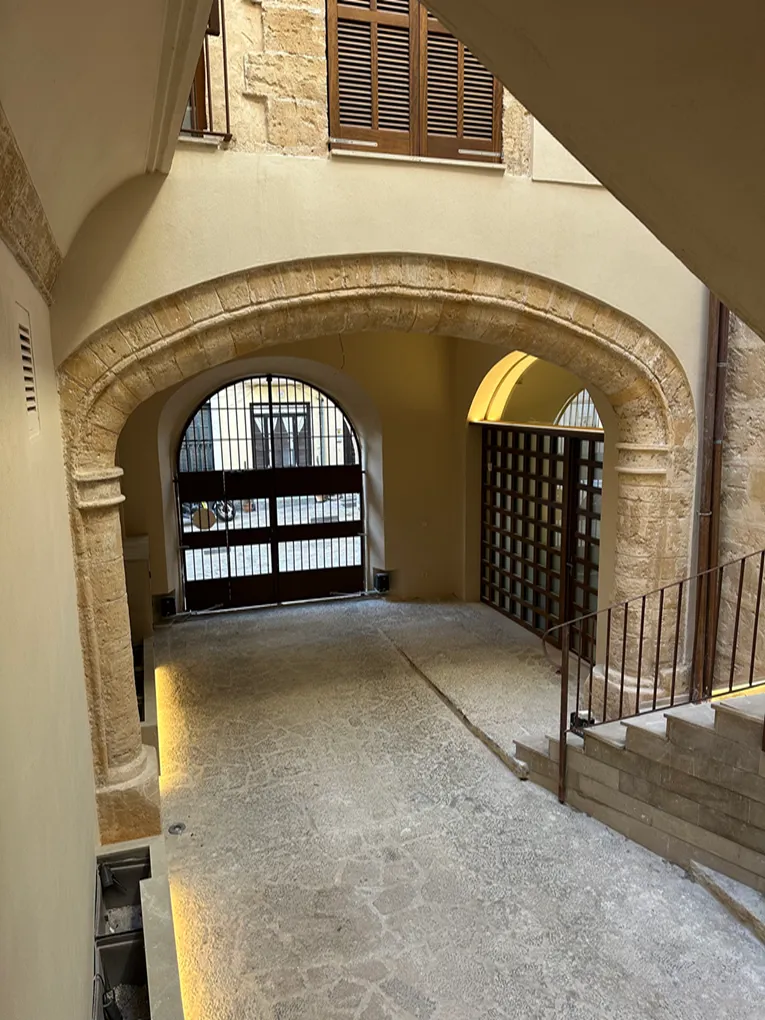 Nowoczesne dwupoziomowe mieszkanie na parterze w odrestaurowanym dworku-10