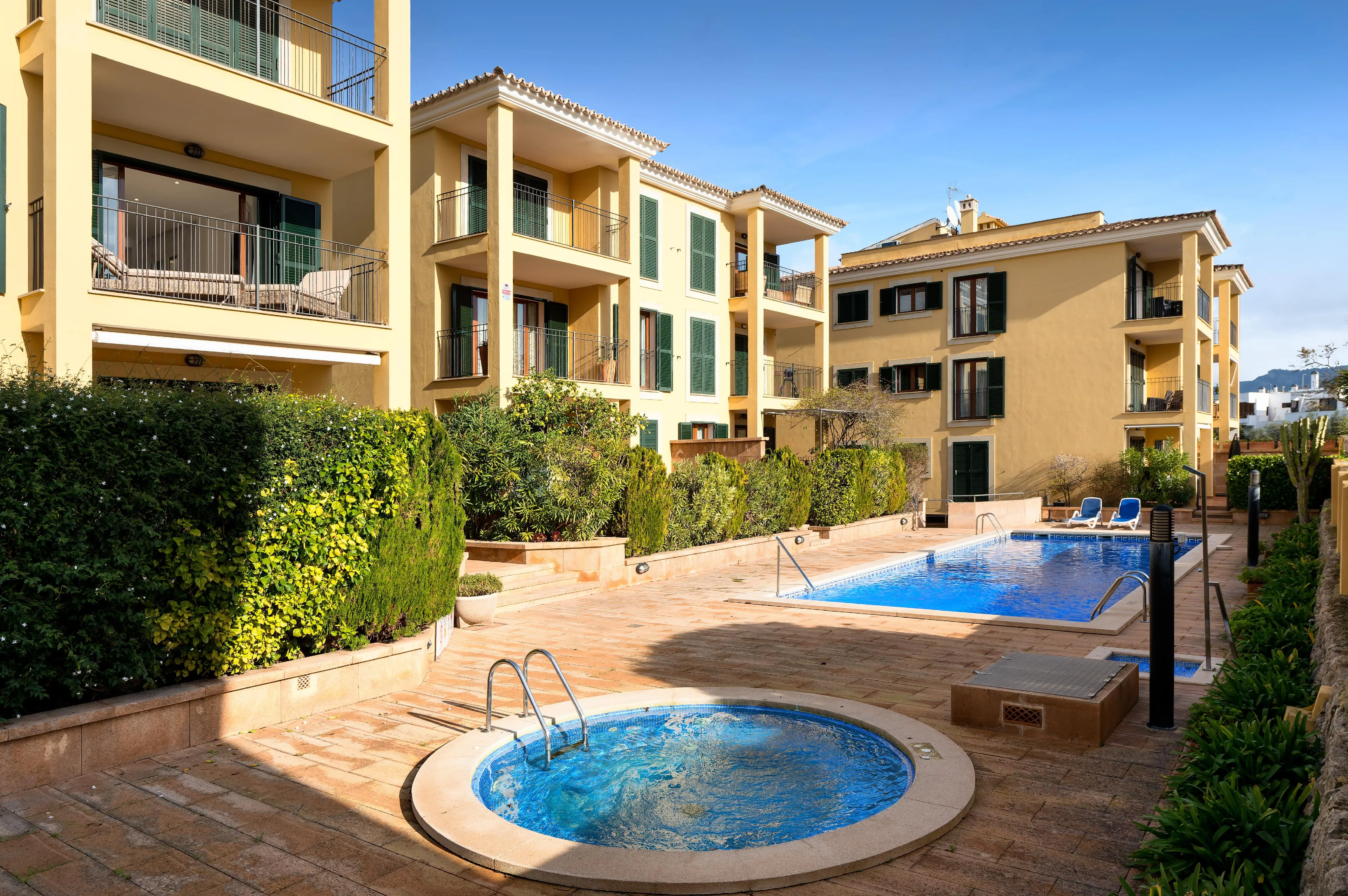 Jasne mieszkanie z tarasem i widokiem na port-14