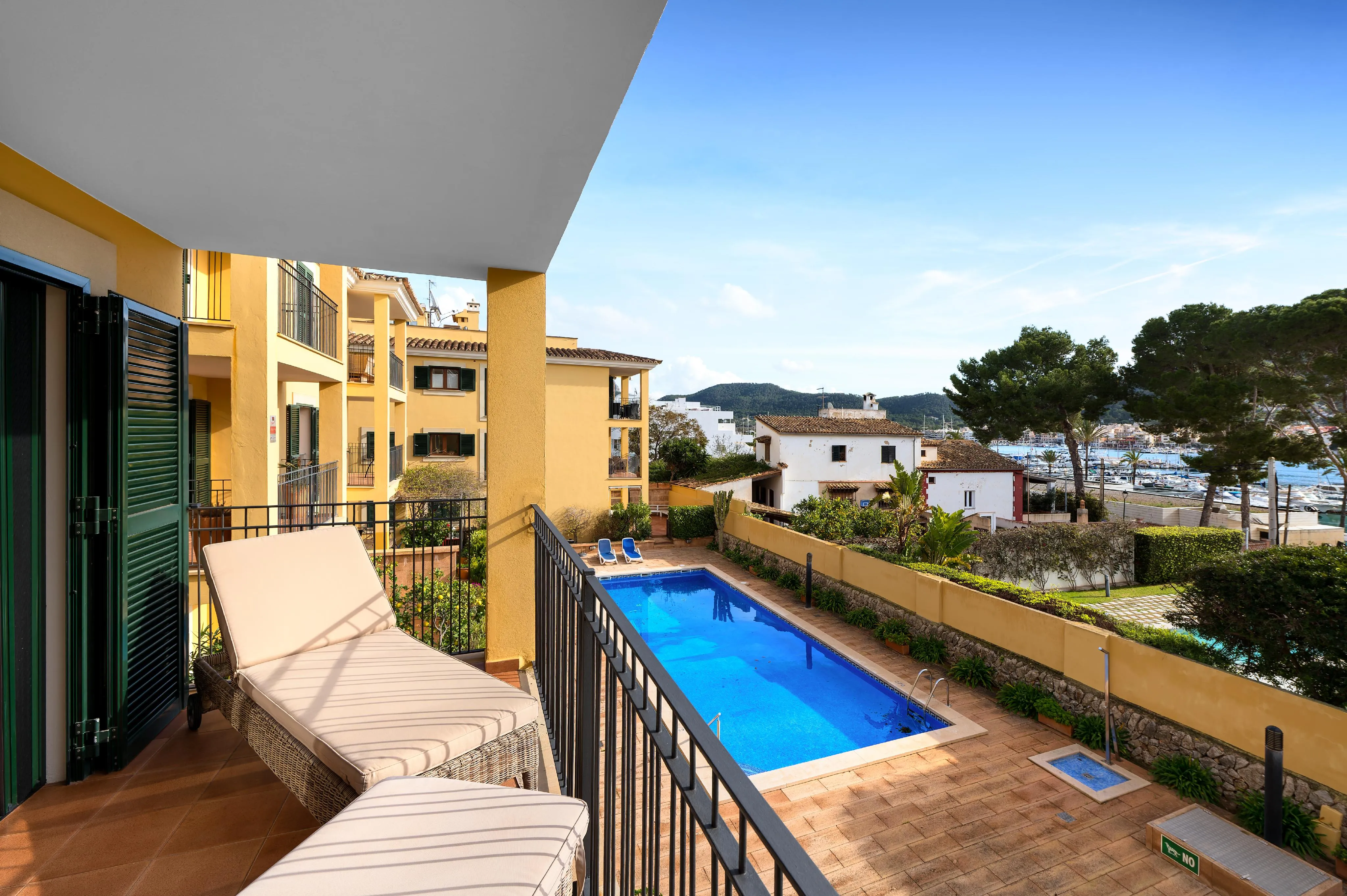 Jasne mieszkanie z tarasem i widokiem na port-15