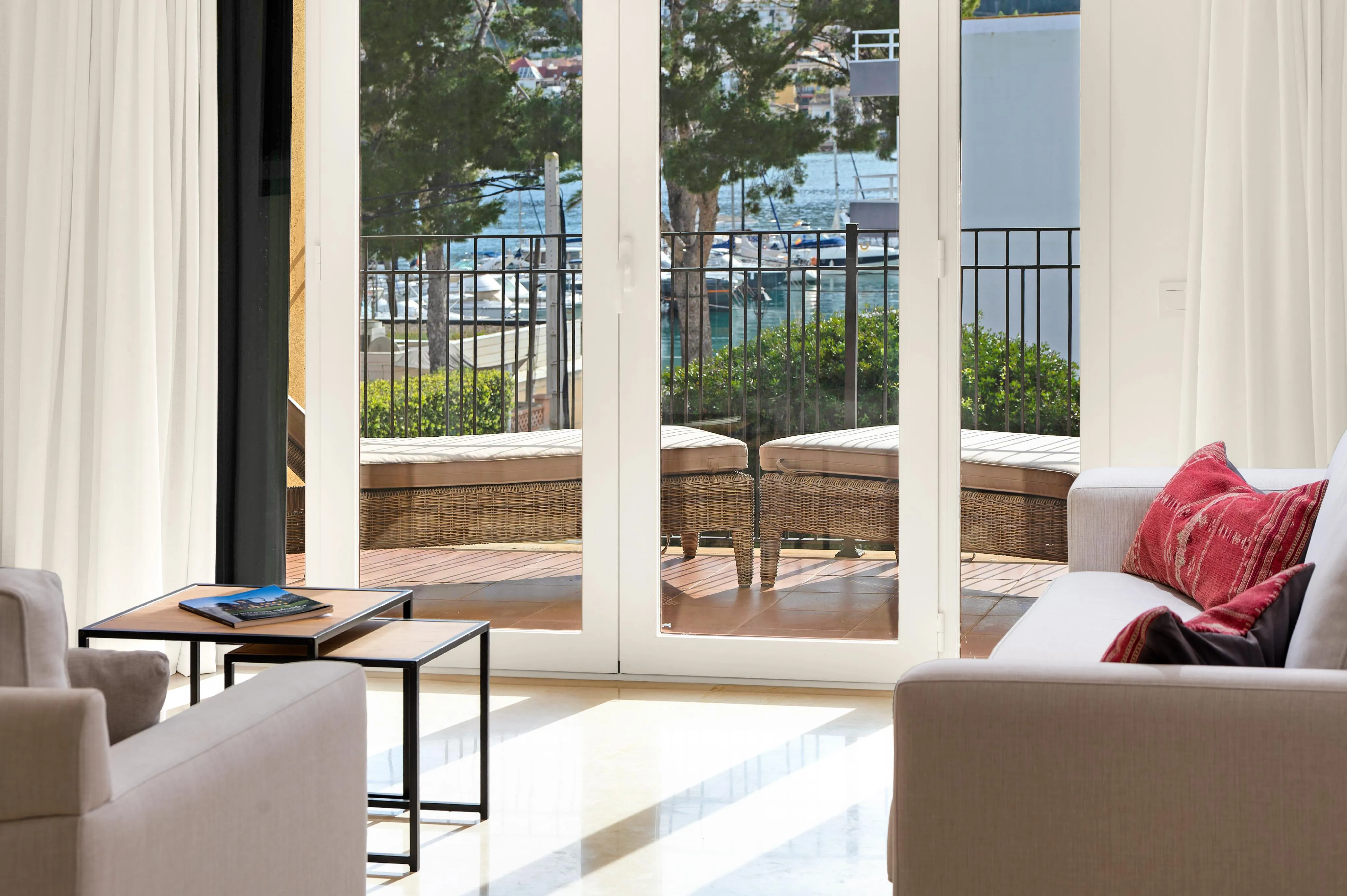 Jasne mieszkanie z tarasem i widokiem na port-3