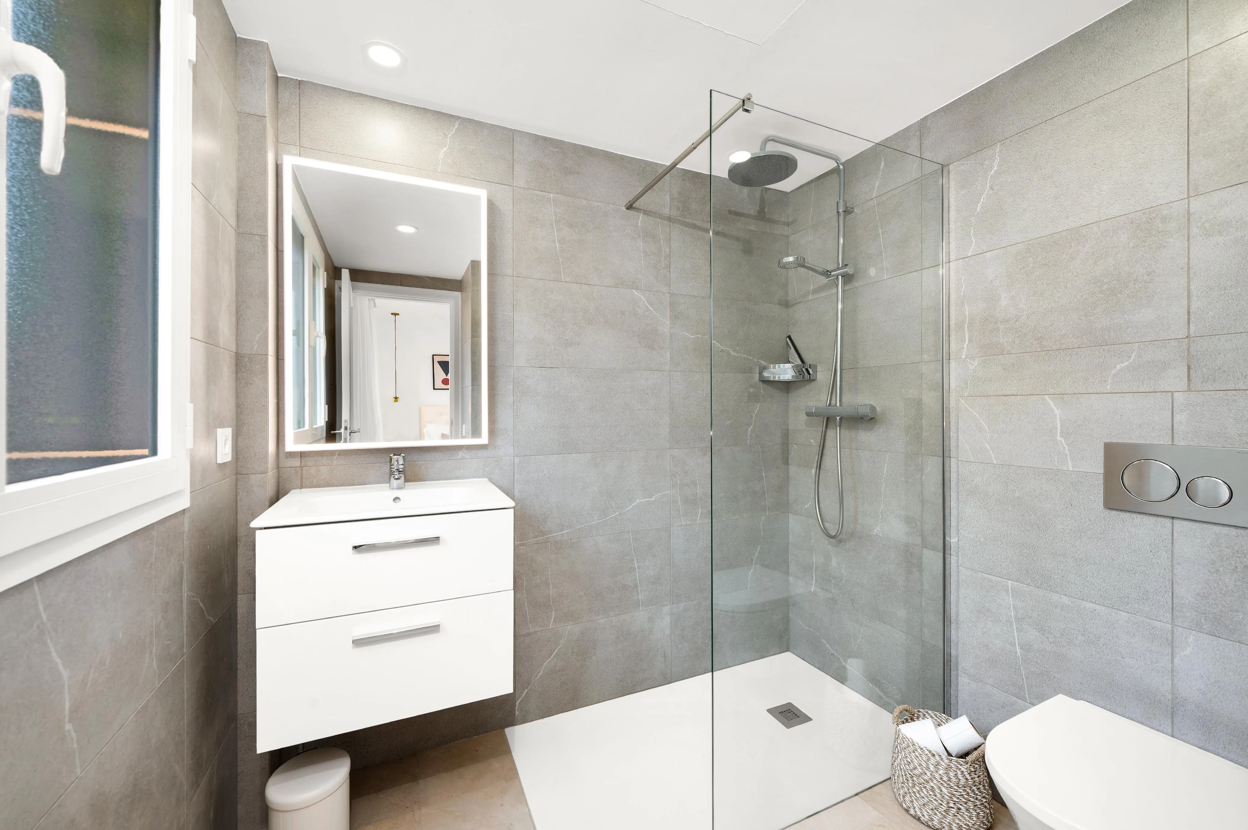 Jasne mieszkanie z tarasem i widokiem na port-11