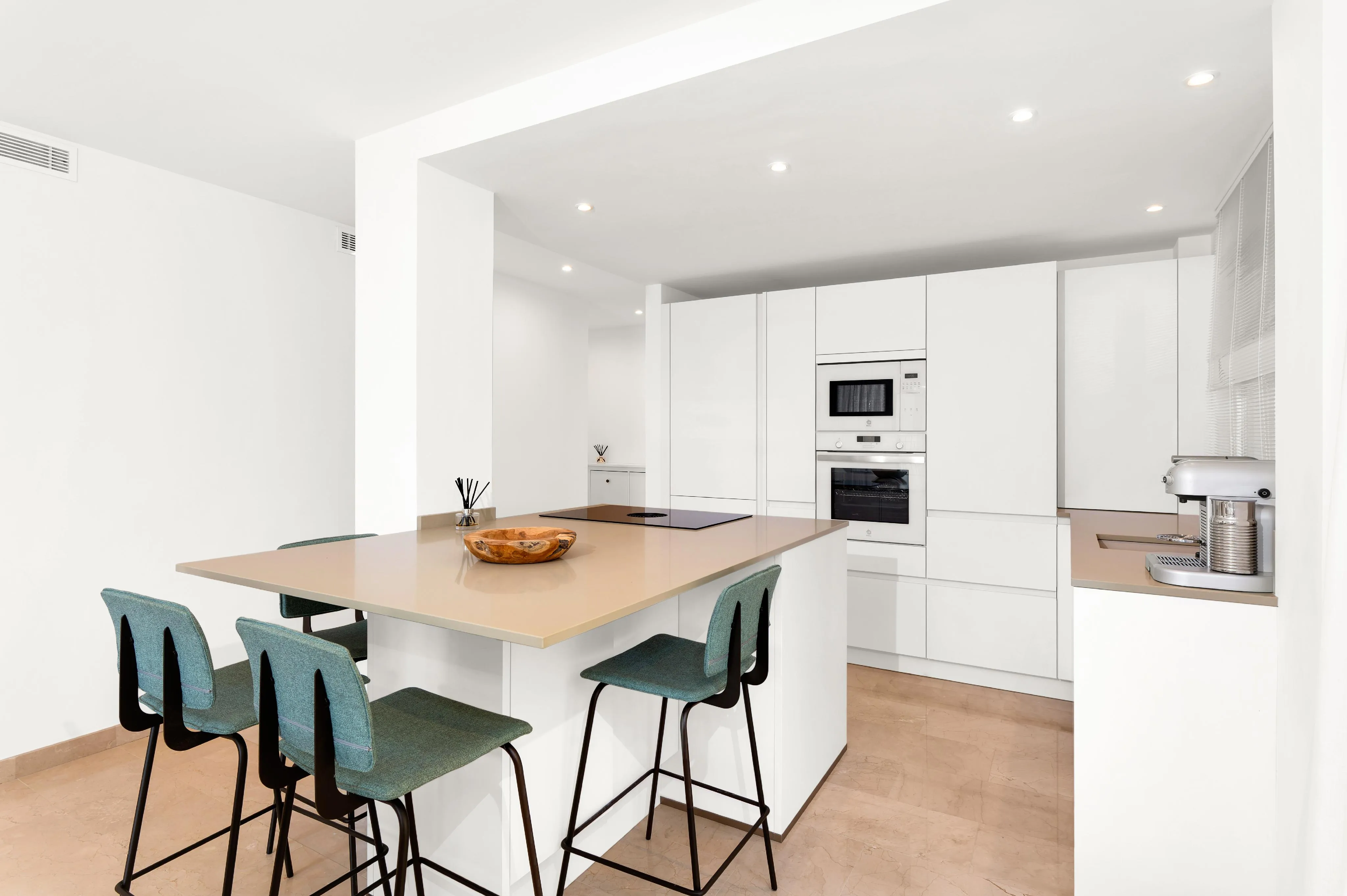 Jasne mieszkanie z tarasem i widokiem na port-6