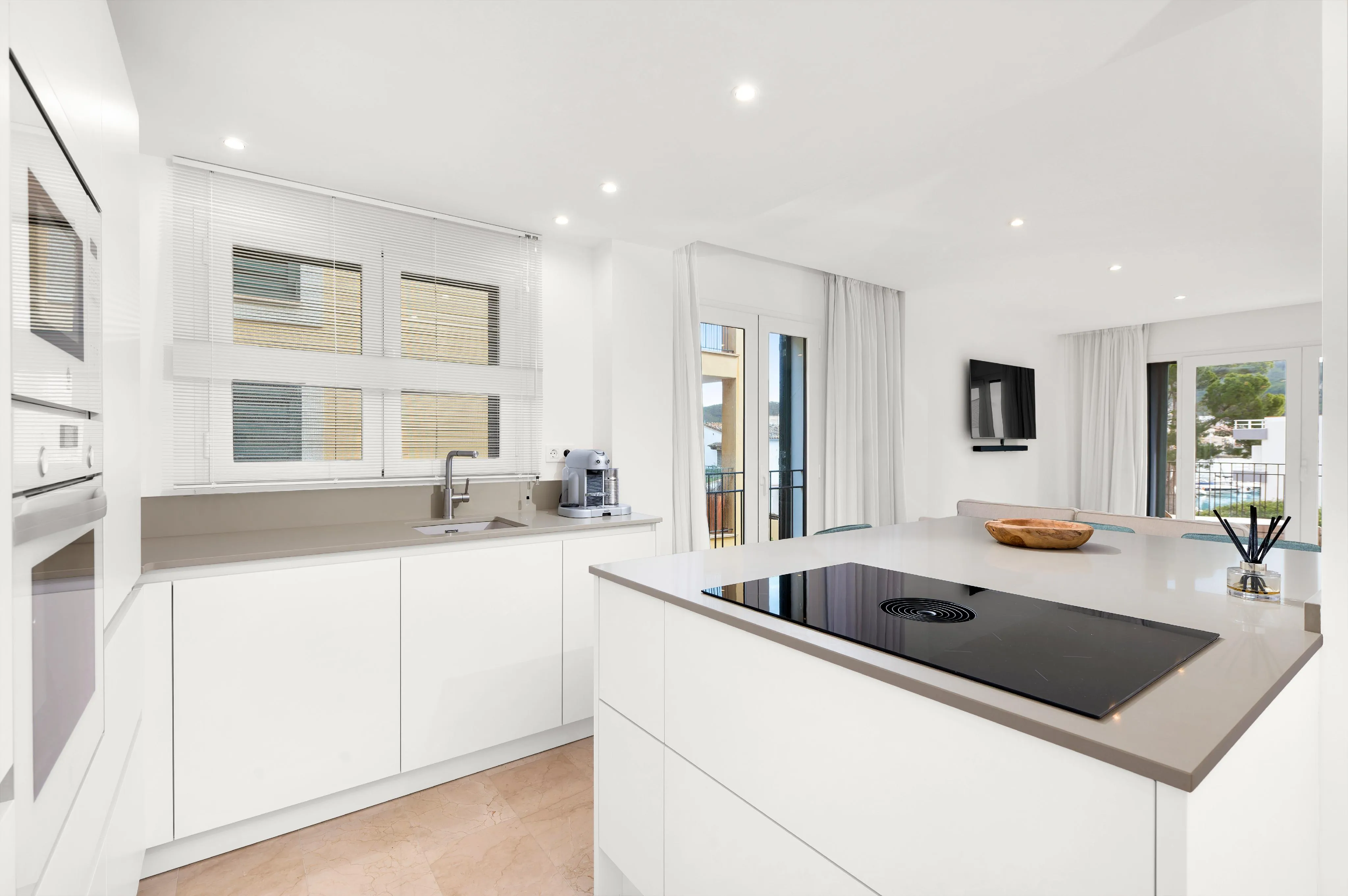 Jasne mieszkanie z tarasem i widokiem na port-8