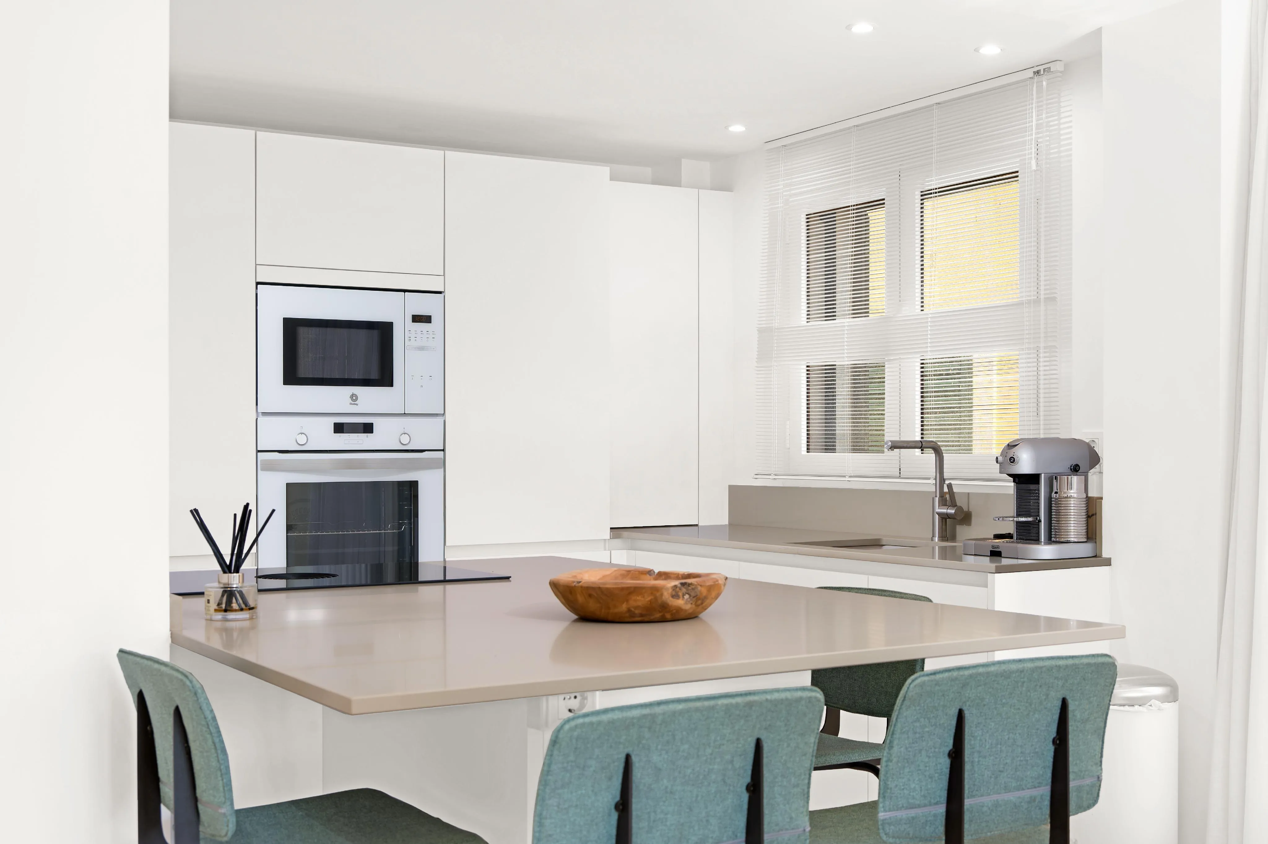 Jasne mieszkanie z tarasem i widokiem na port-7