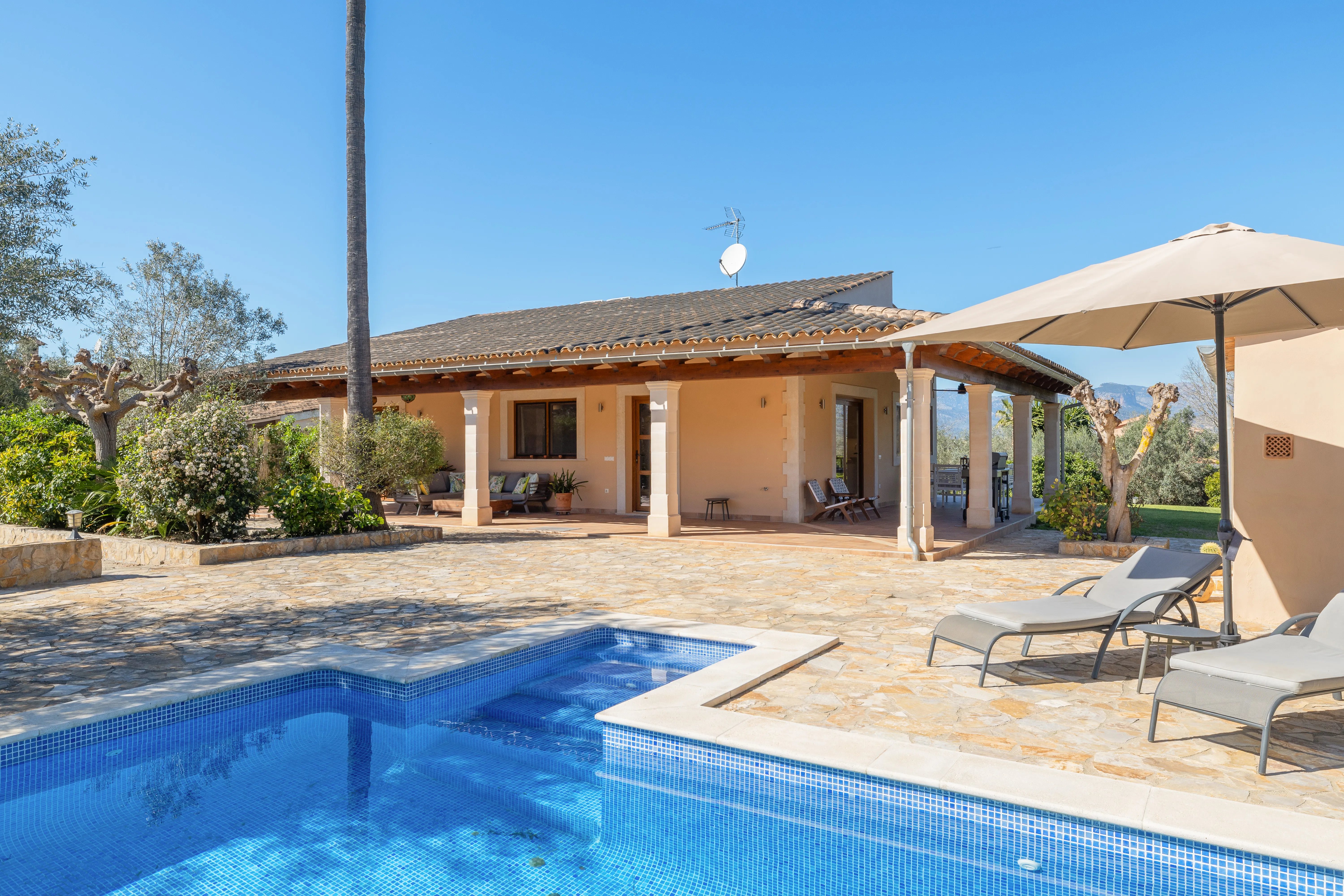Finca renovada amb vista a la Serra de Tramuntana prop de Biniali-1