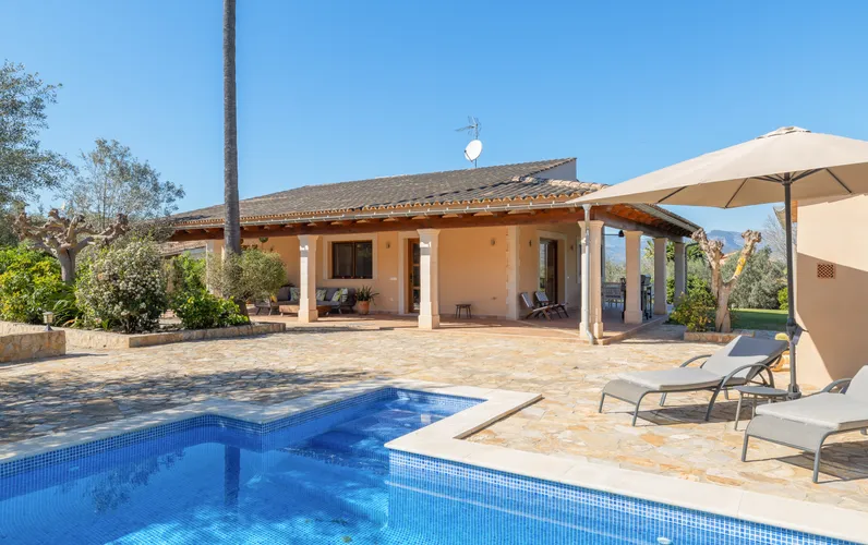 Finca renovada amb vista a la Serra de Tramuntana prop de Biniali