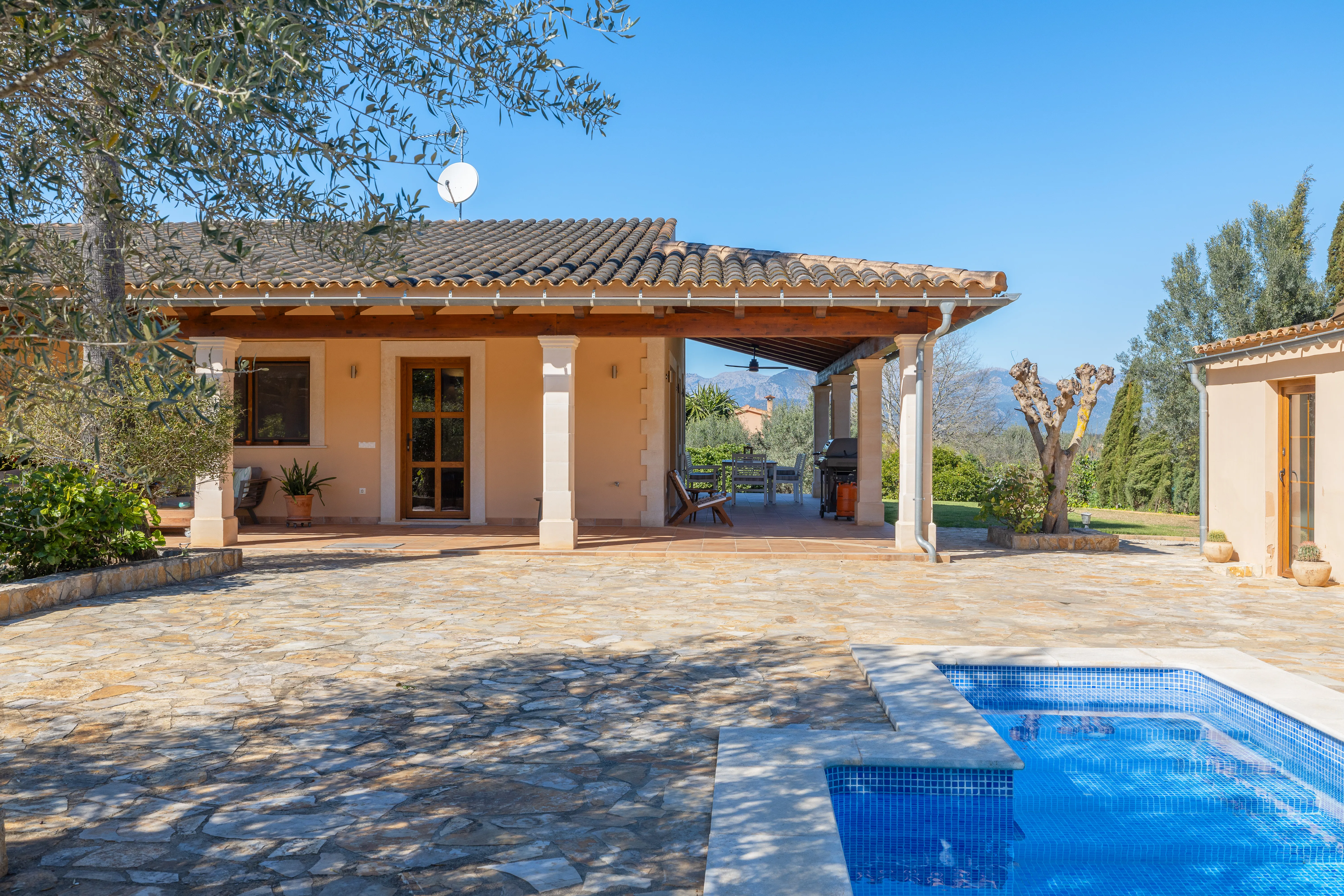 Finca renovada amb vista a la Serra de Tramuntana prop de Biniali-11