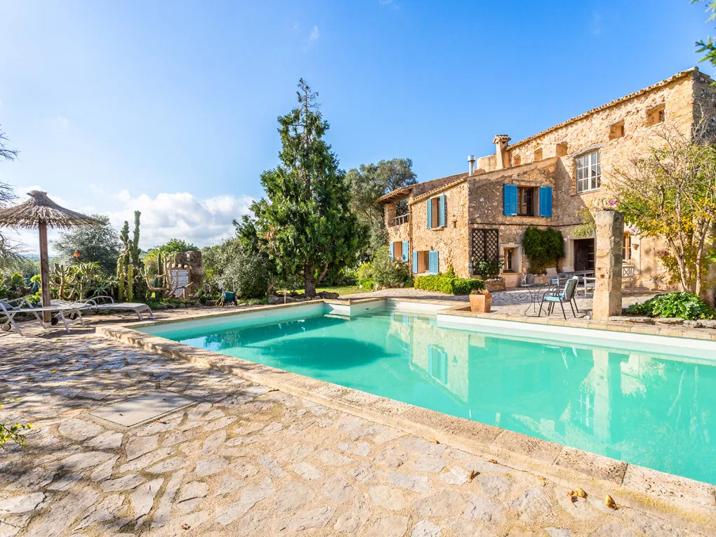 Propietat autosuficient de pedra natural amb piscina-19