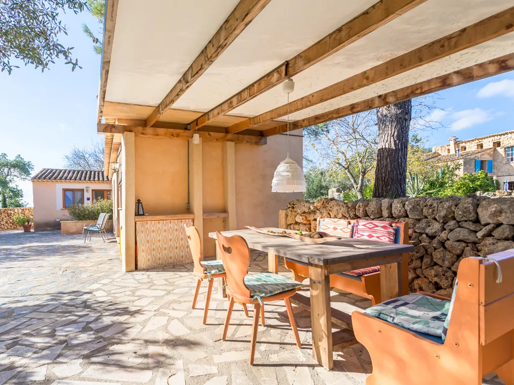 Charmigt lanthus från 1500-talet med två gästhus-16