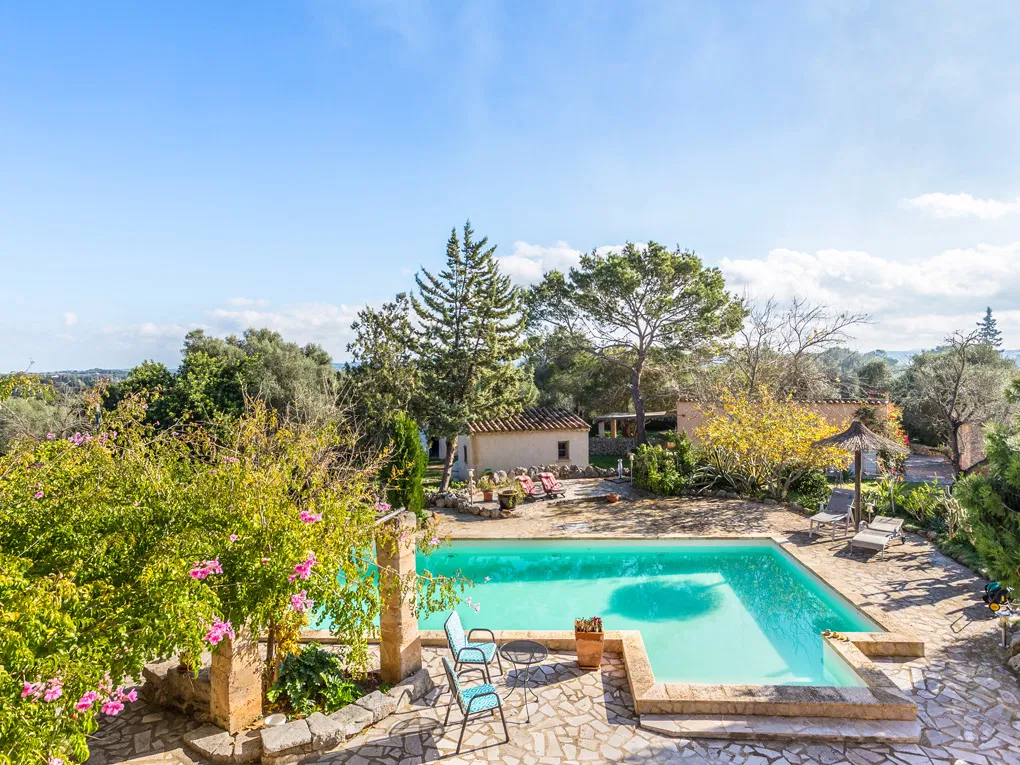 Propietat autosuficient de pedra natural amb piscina-17
