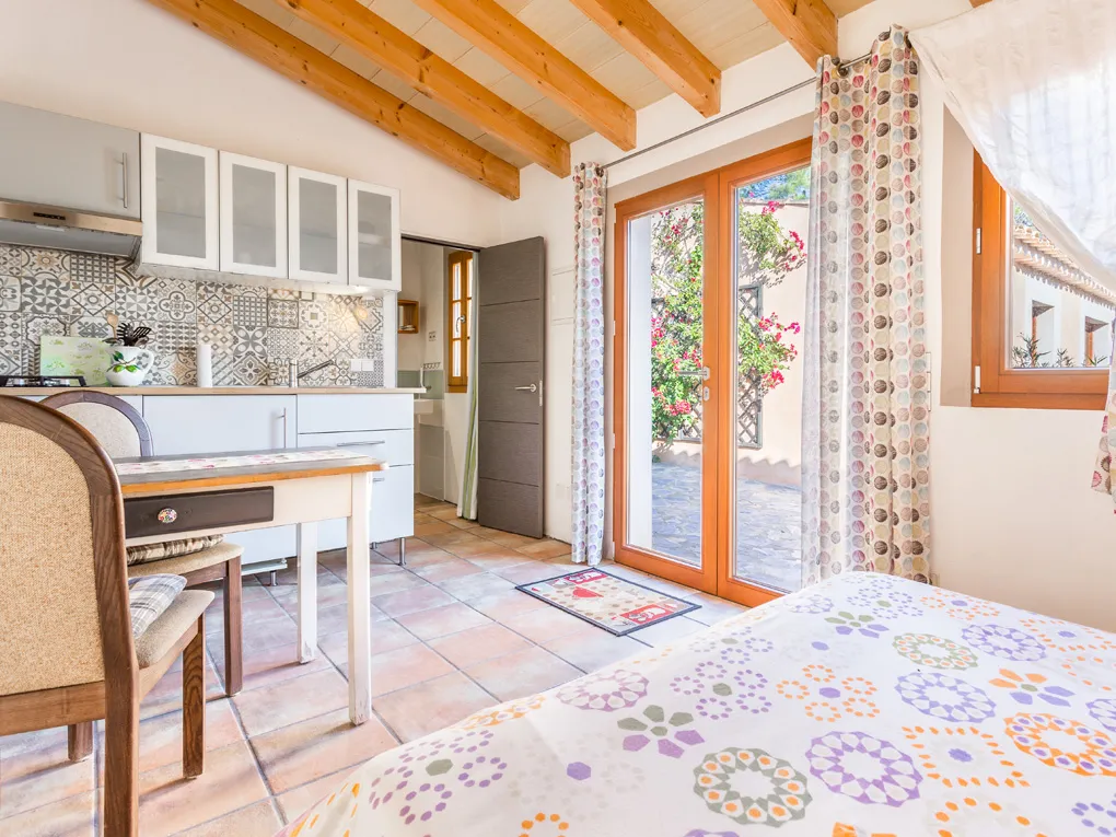 Charmigt lanthus från 1500-talet med två gästhus-18