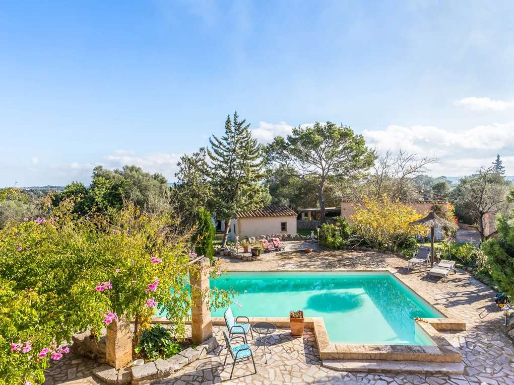 Charmigt lanthus från 1500-talet med två gästhus-1