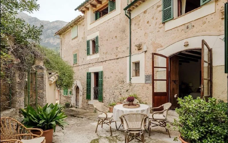 Urocza tradycyjna kamienica z widokiem na góry w samym sercu Deià - ETV/11924