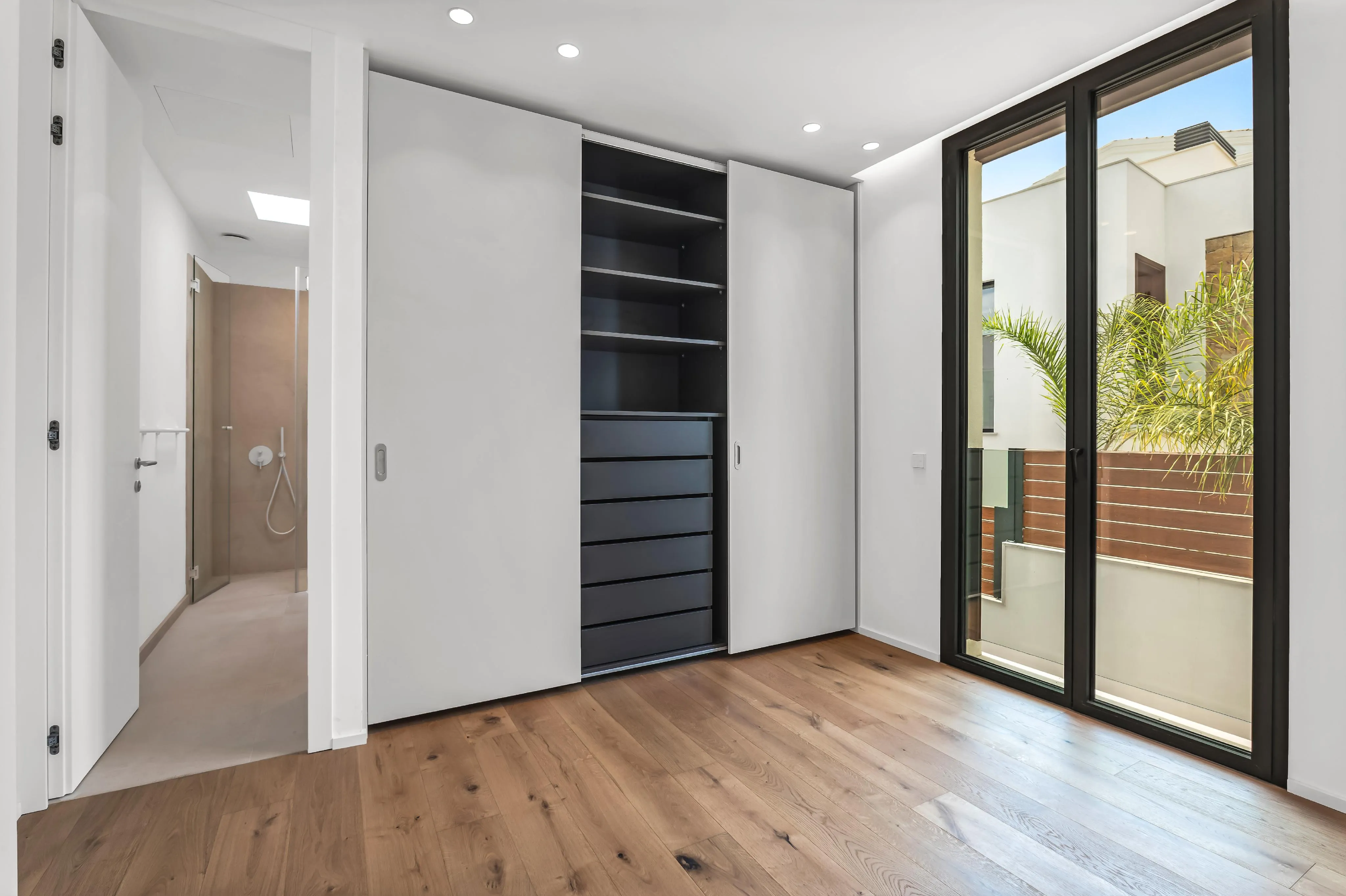 Villa moderne, déjà construite, avec vue imprenable sur la mer-13