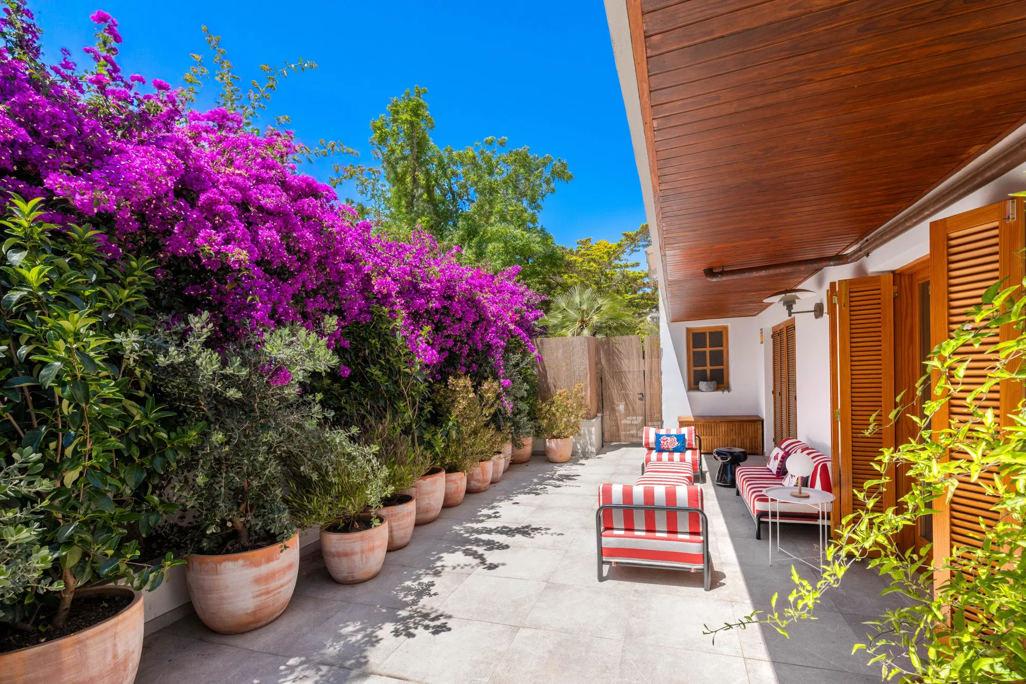 Un elegant pis d'estil casa amb jardí, accés privat i piscina a La Bonanova.-11