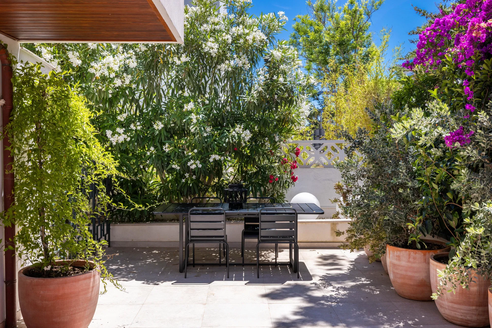 Un elegant pis d'estil casa amb jardí, accés privat i piscina a La Bonanova.-10