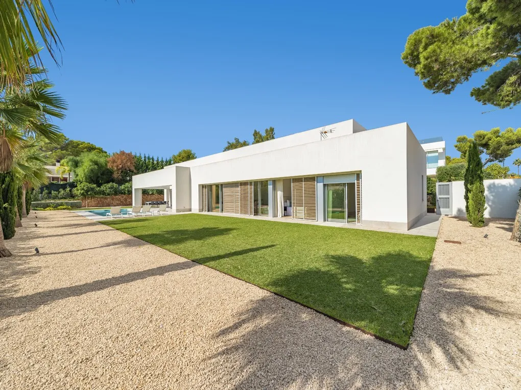 Modern villa on one level in residential area and close to beaches-7