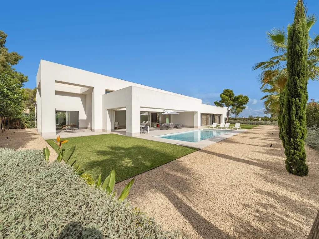 Modern villa on one level in residential area and close to beaches-15