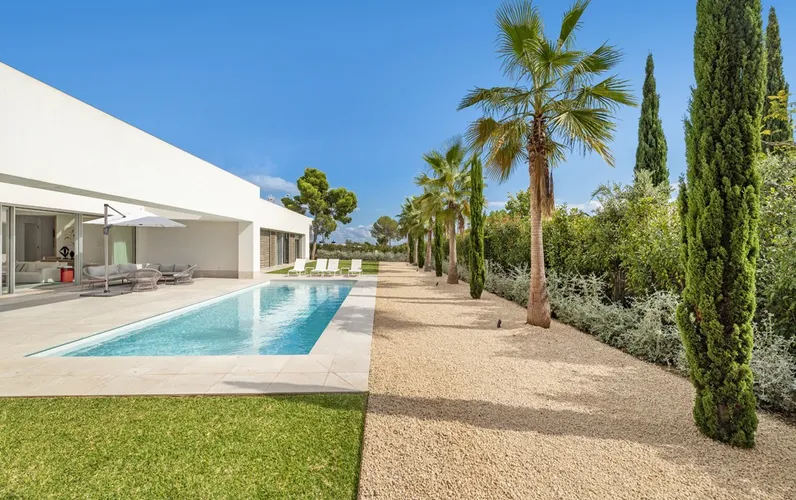 Moderna villa ubicada en zona residencial muy solicitada y cerca de las playas