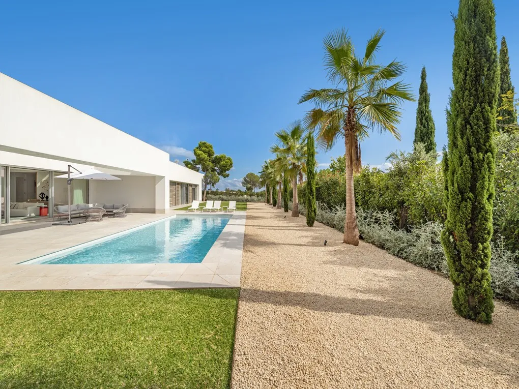 Modern villa on one level in residential area and close to beaches-1