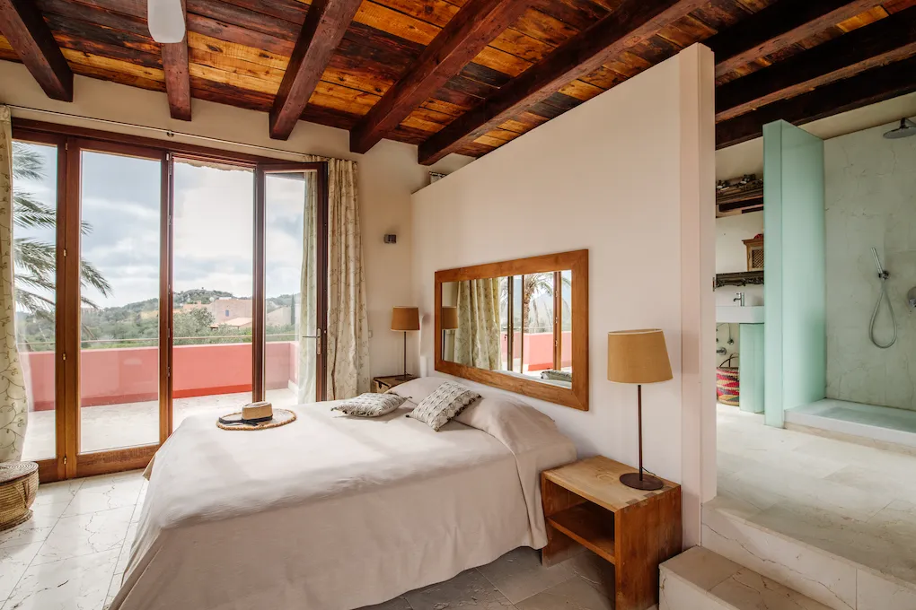 Finca con vista al mar y arquitectura moderna-11