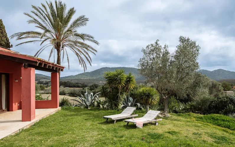 Finca con vista al mar y arquitectura moderna