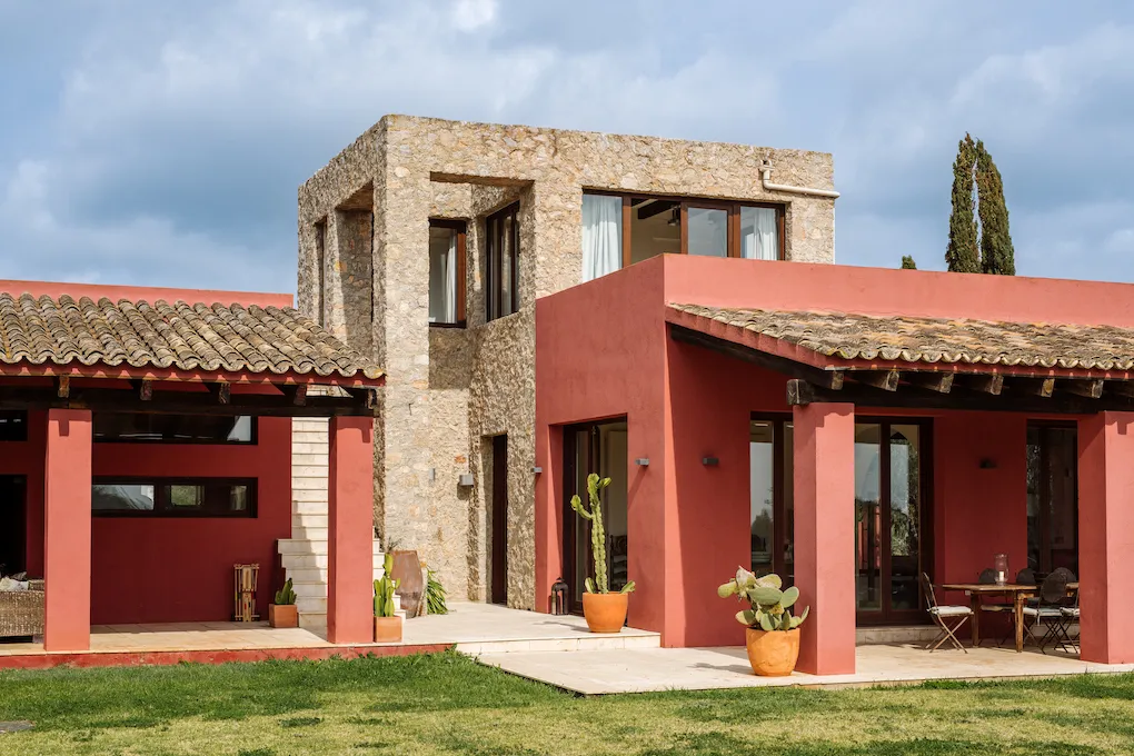 Finca con vista al mar y arquitectura moderna-15