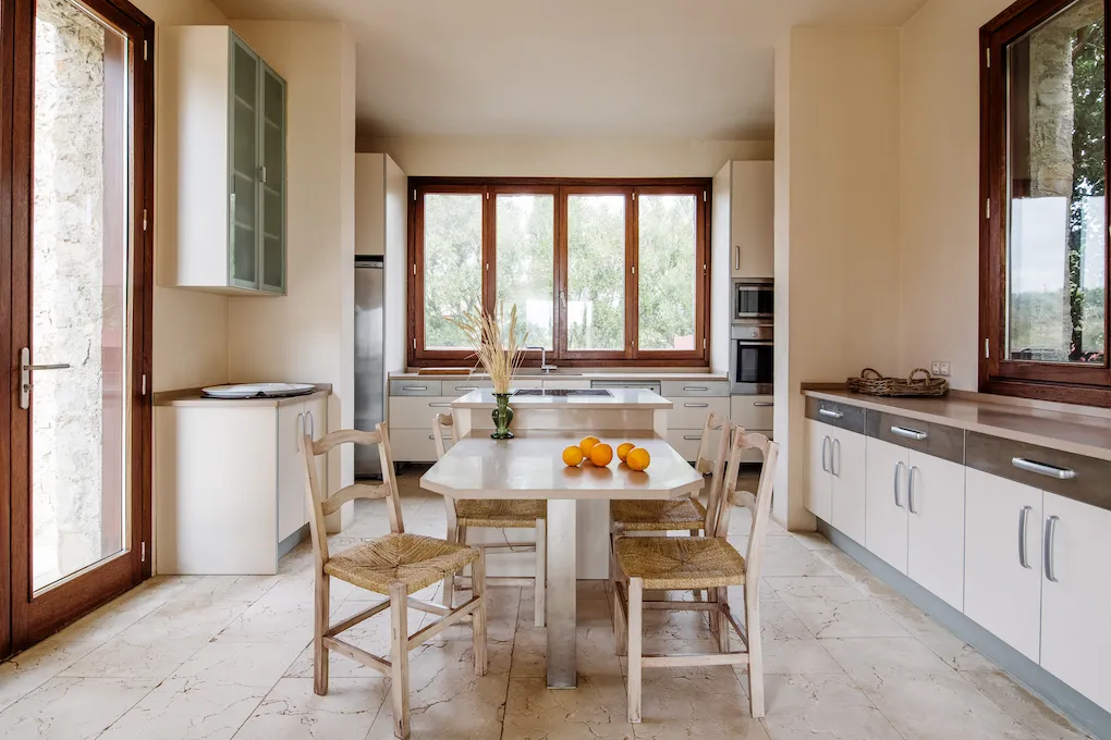 Finca con vista al mar y arquitectura moderna-6