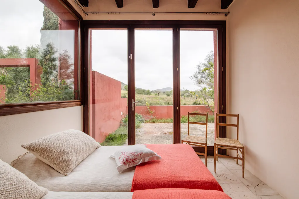 Finca con vista al mar y arquitectura moderna-10