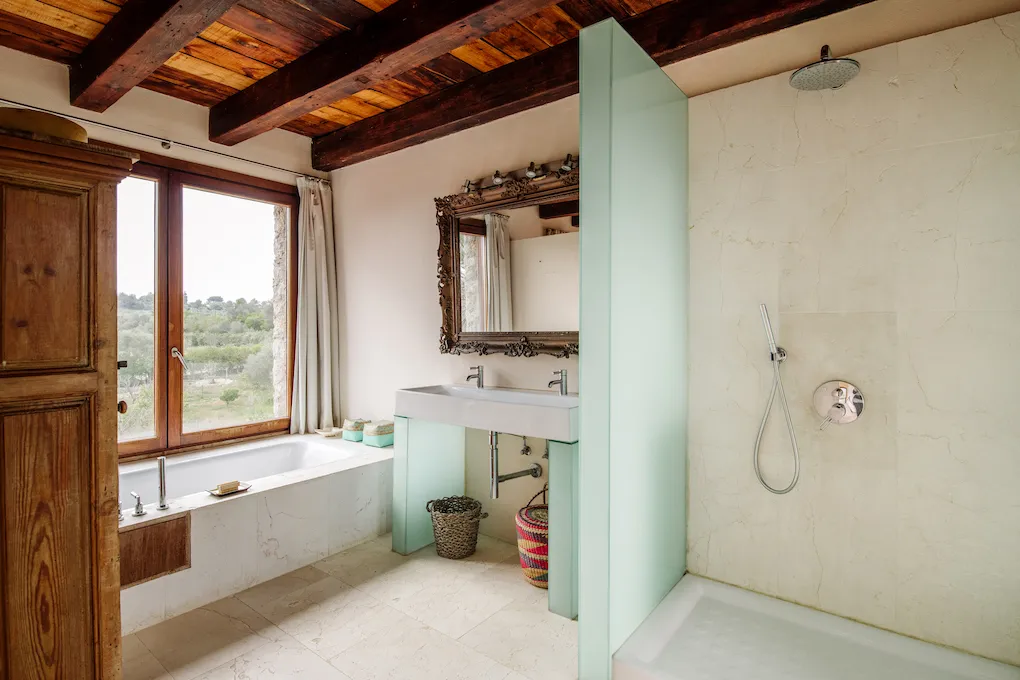 Finca con vista al mar y arquitectura moderna-12