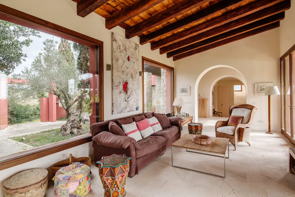 Finca con vista al mar y arquitectura moderna-5